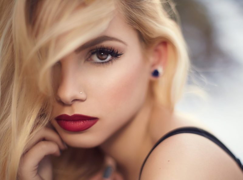 Retro make-up pro hnědé oči a blond vlasy