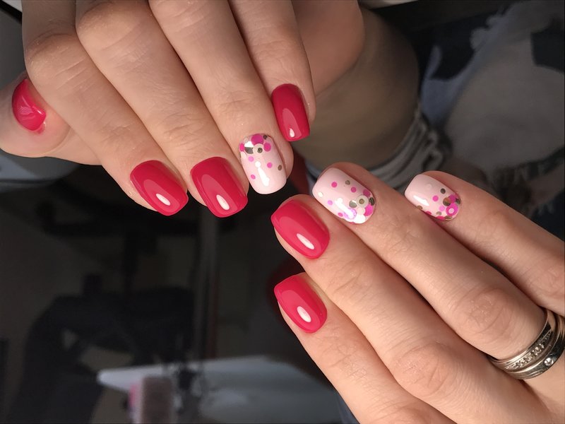 Koralowe różowe paznokcie z kamifubuki