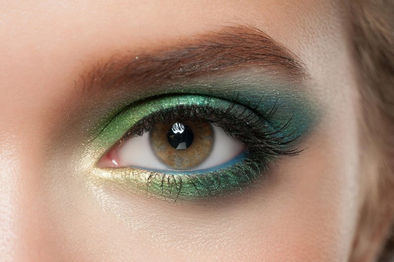 Ryškiai žalias makiažas žalių akių mergaitėms