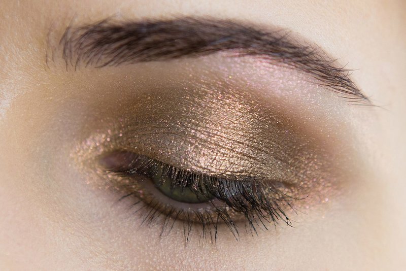 Zlatý večerní make-up pro zelené oči