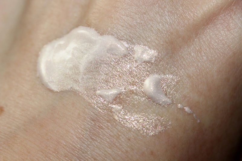Perlový podklad pre make-up na ruky