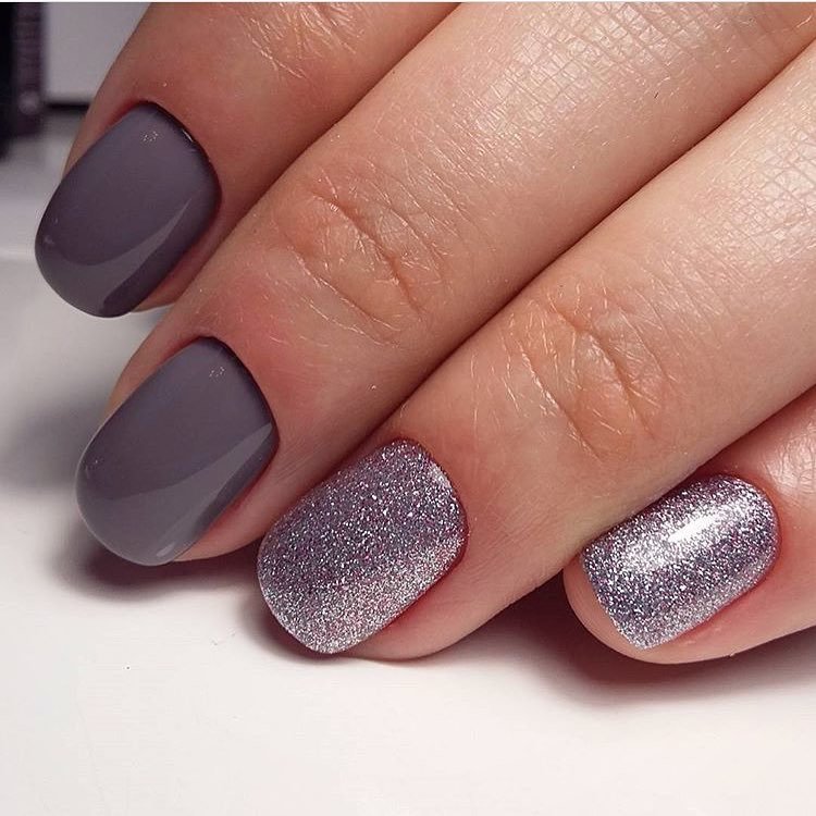 Zachte grijs-paarse manicure