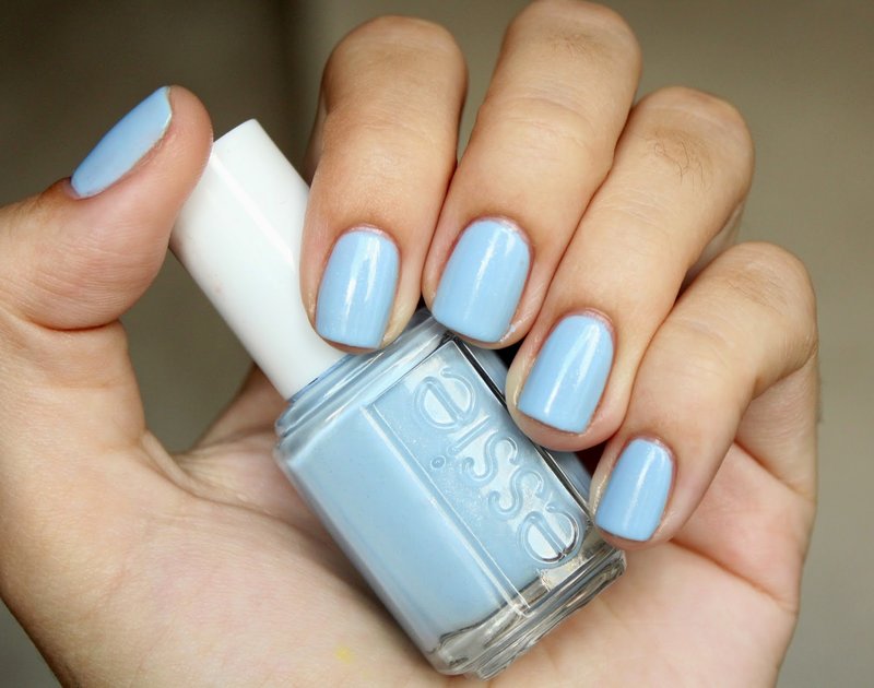 Zachte blauwe manicure