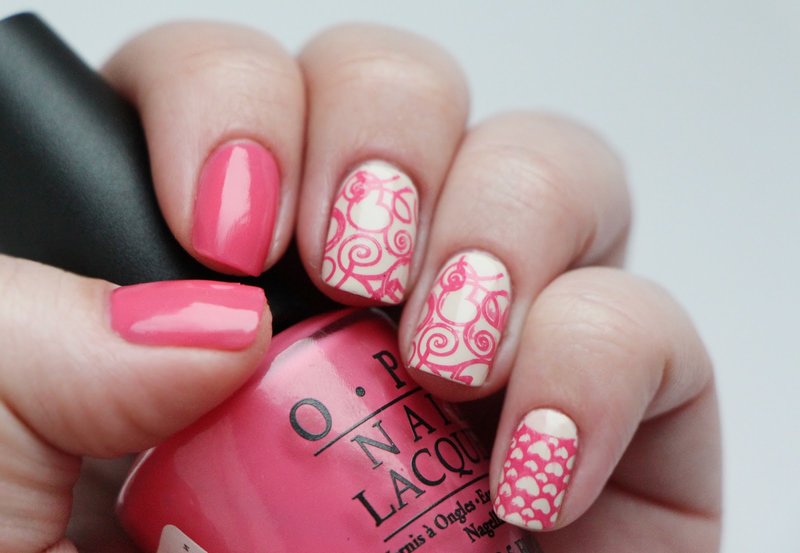 Biało-różowy manicure ze znaczkami.