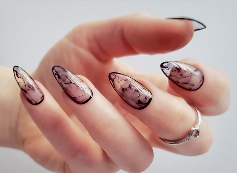 Zwarte vlekken op transparante nagels
