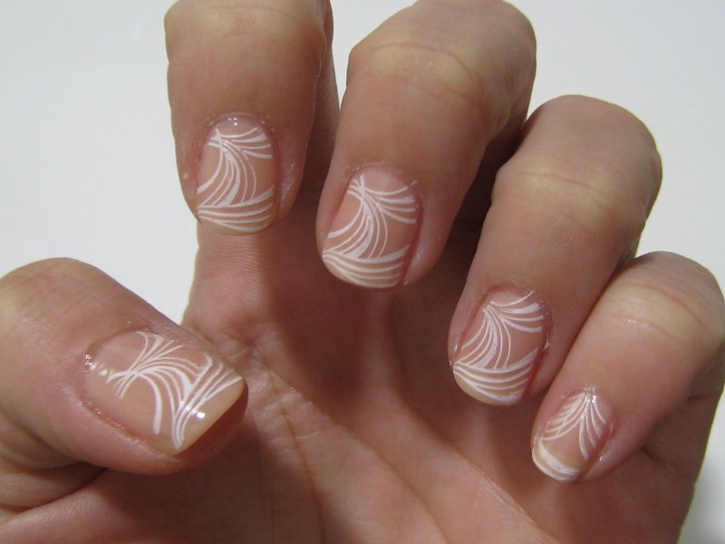 Witte stempels op nagels