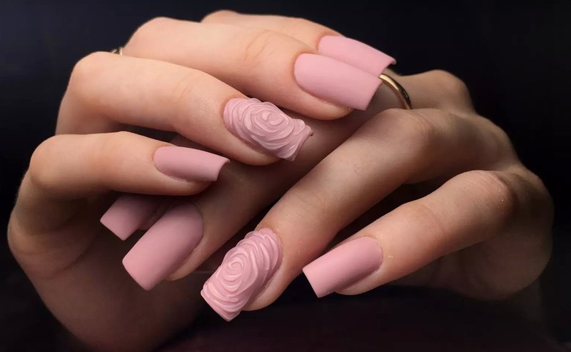 Matowy manicure nude z różami 3D