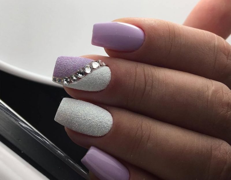 Biało-liliowy manicure z kryształkami