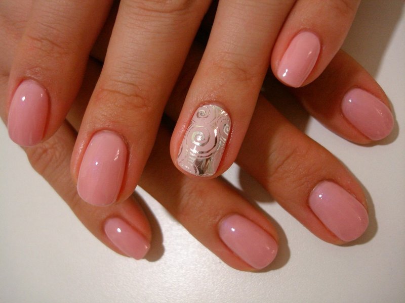 Roze manicure met folie