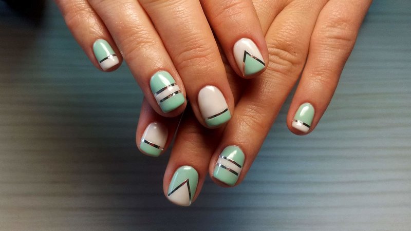Tweekleurige geometrie en linten op nagels