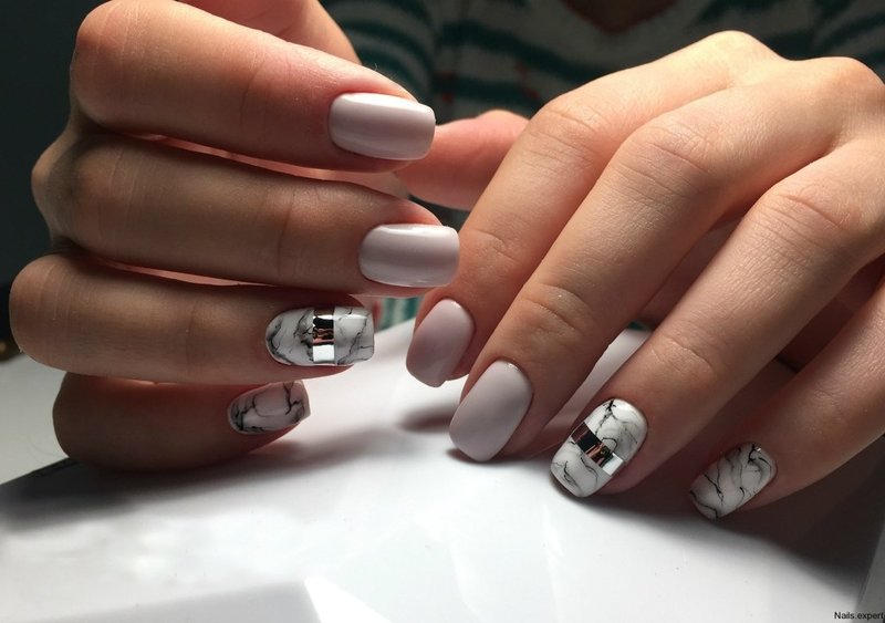 Marmurowe paznokcie ze srebrnym paskiem
