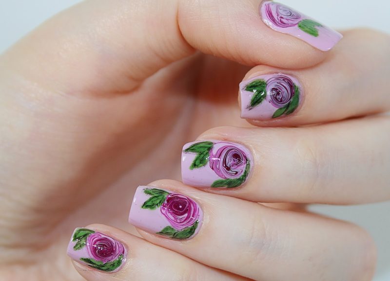 Nuogi purpuriniai nagai su dažytomis rožėmis