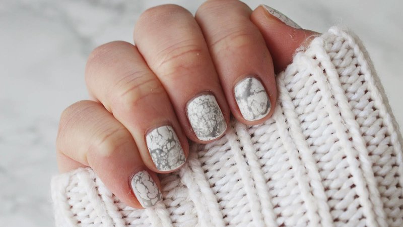 Witte nagels met grijze vlekken