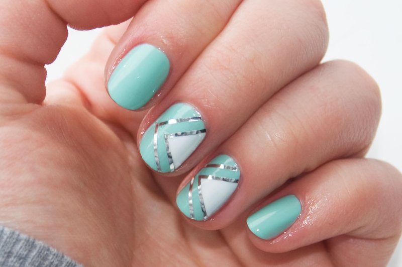 Turquoise nagels met geometrie