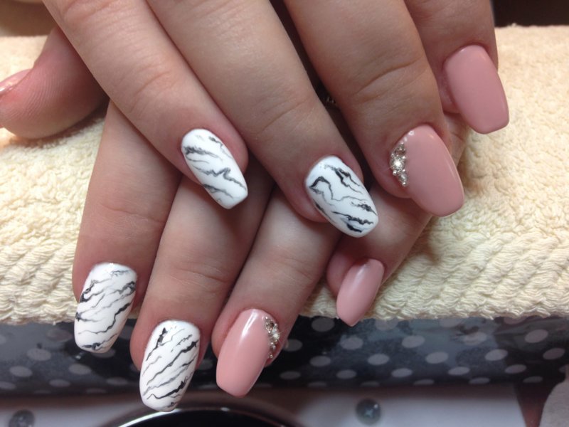 Marmurowe różowe paznokcie