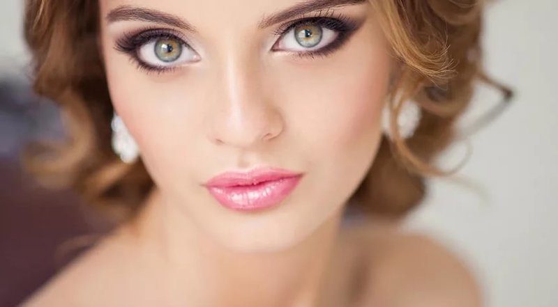 Zachte roze make-up voor groene ogen