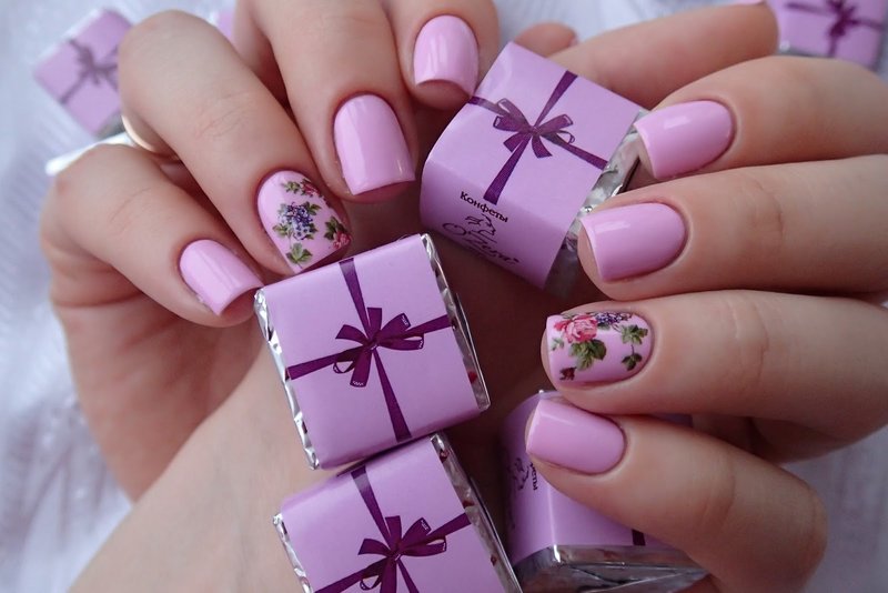 Lilac naglar med en bild