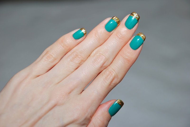Turquoise nagels met franse folie