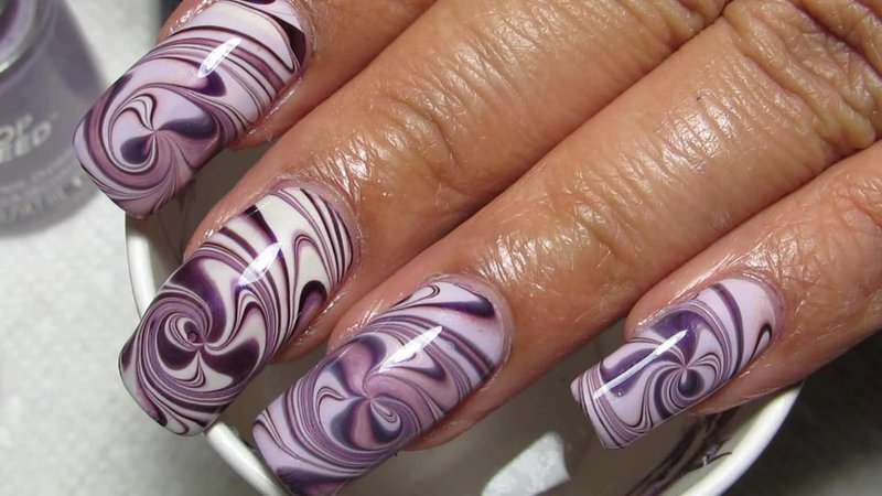 Delikatny fioletowy manicure wodny