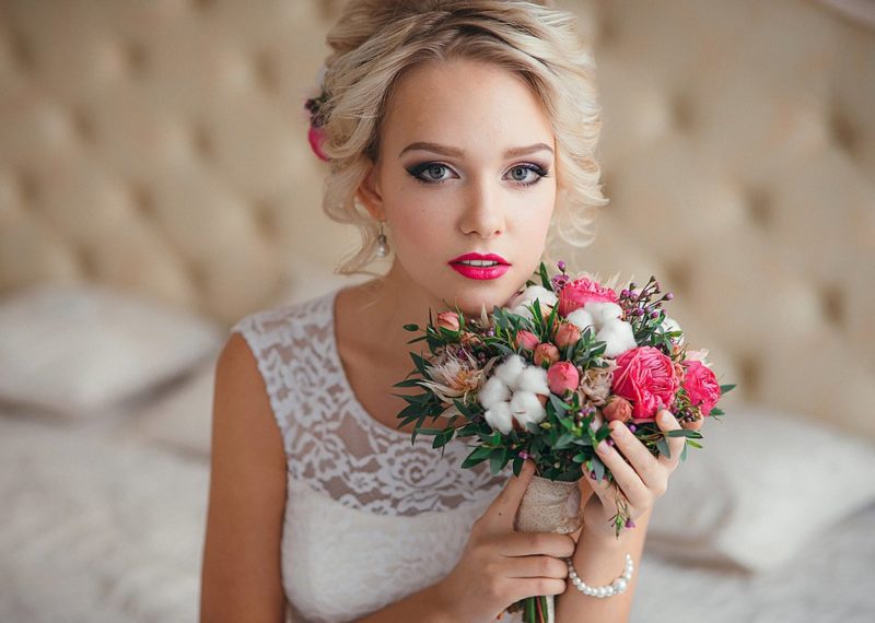 Bruiloft make-up voor blondines met heldere lippen