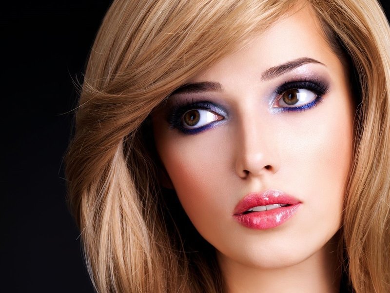 Světlý make-up pro blondýnky s hnědýma očima