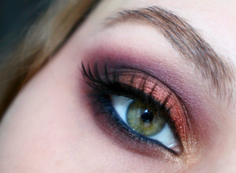 Maquillage de soirée violet-orange pour les yeux verts