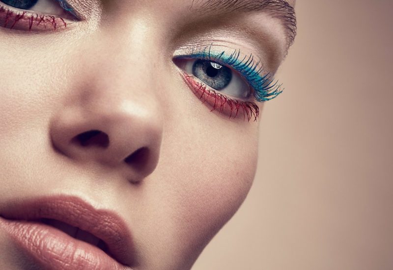 Ongebruikelijke asymmetrische make-up met tweekleurige mascara