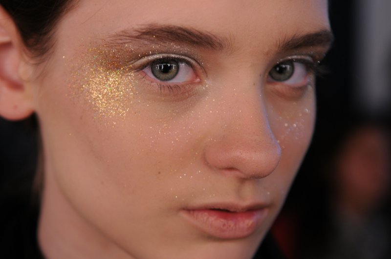 Maquillage de visage de paillettes d'or