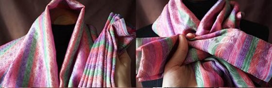 Stap 1 en 2 bij het binden van een sjaal in een strik