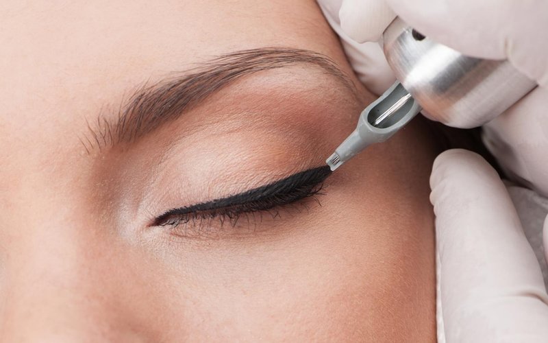 Procédure de maquillage permanent des yeux