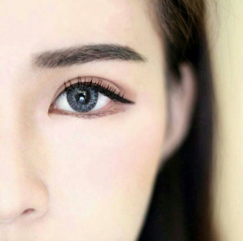 Dívka s korejským make-up na tváři.
