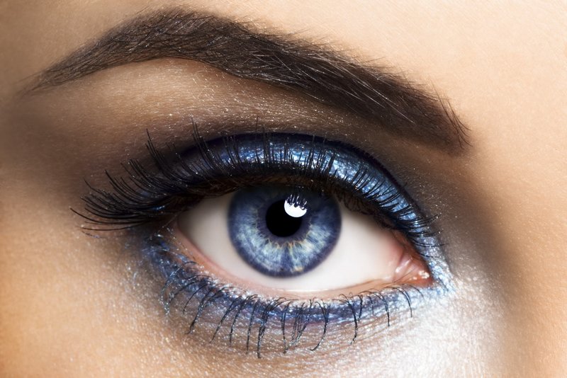 Wieczorny makijaż dla brunetek o niebieskich oczach