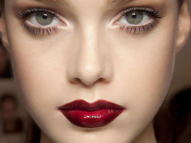 Główny błąd nagiego makijażu - stosowanie jasnej szminki