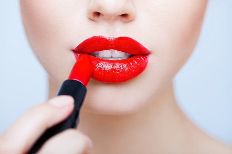 Het toepassen van lippenstift op de lippen