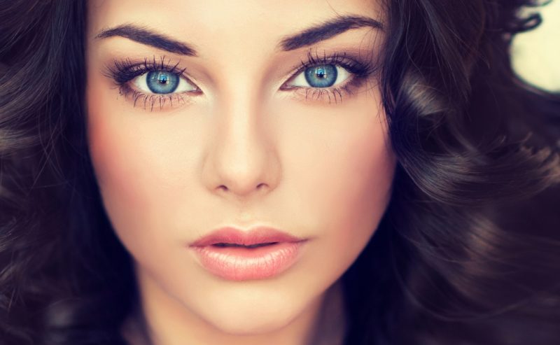 Make-up pre brunetky s modrýma očami