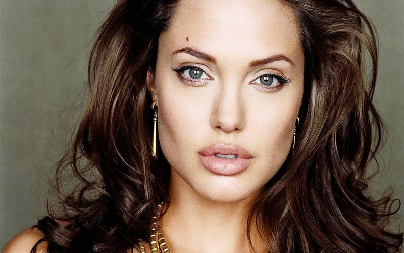 Nagi makijaż Angeliny Jolie