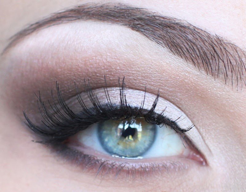 Denný make-up so šípkami pre sivé oči