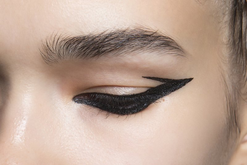 Naakte make-up met zwarte asymmetrische lijnen