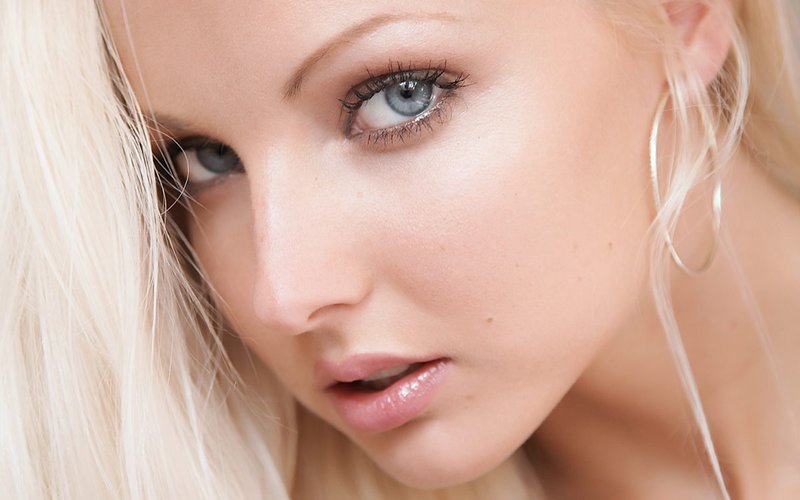 Naakte make-up voor blondines met grijze ogen