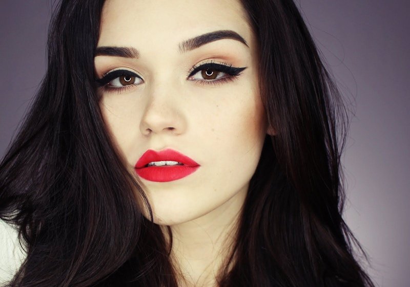 Make-up voor brunettes met pijlen en felle lippenstift