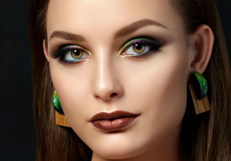 Nezvyčajný make-up s viacfarebnými trblietkami