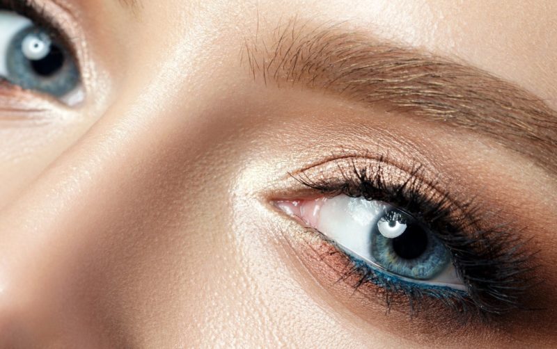 Technique de maquillage des yeux bleus en relief