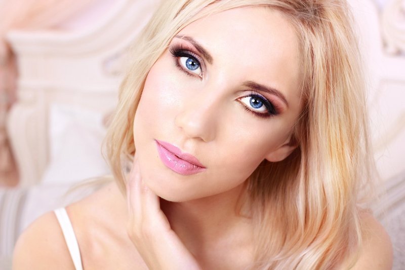 Makijaż dla blondynki o niebieskich oczach