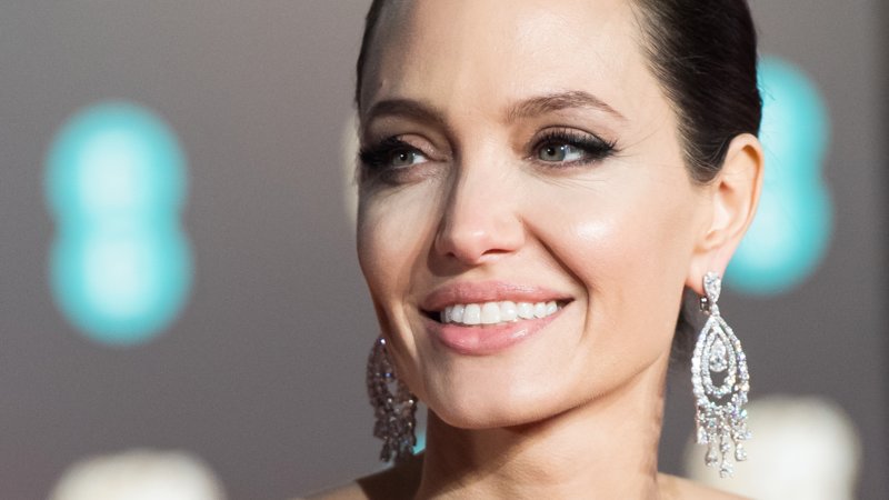 Angelina Jolie šalia