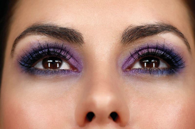 Maquillage dans les tons violets pour les brunes aux yeux bruns
