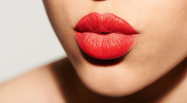 Makijaż z czerwonymi ustami