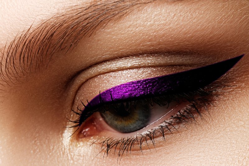 Maquillage nude avec des reflets violets