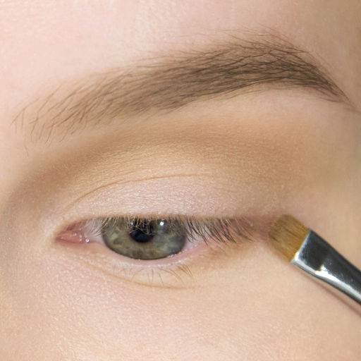 Krok za krokem make-up s šipkami a oční stíny