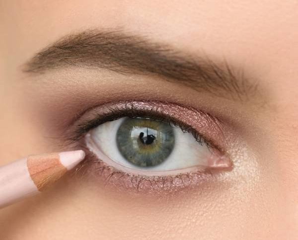 Malowanie błony śluzowej oka lekkim ołówkiem