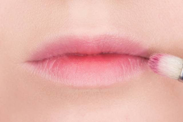 Ant lūpų vidurio užtepkite lengvą atspalvį lūpų dažus